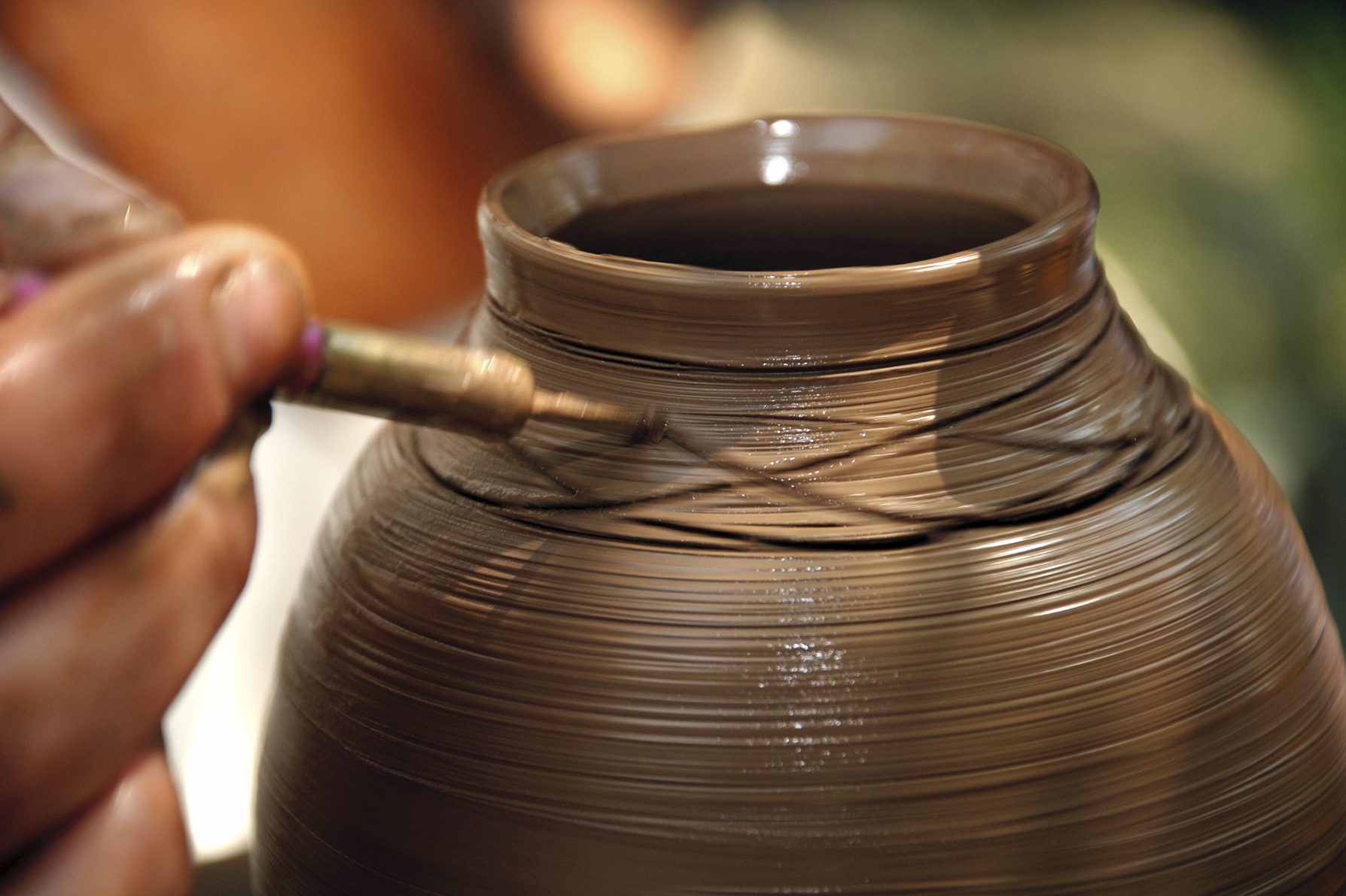 Objetos de cerámica y porcelana antigua. Primer plano de manos haciendo una vasija de cerámica