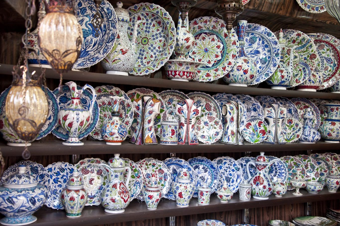 Obras de arte oriental en EstigiArt. Imagen de porcelana china en estanterías.