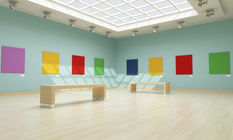 Fotografía de la sala de una exposición de arte contemporáneo y hallazgos arqueológicos